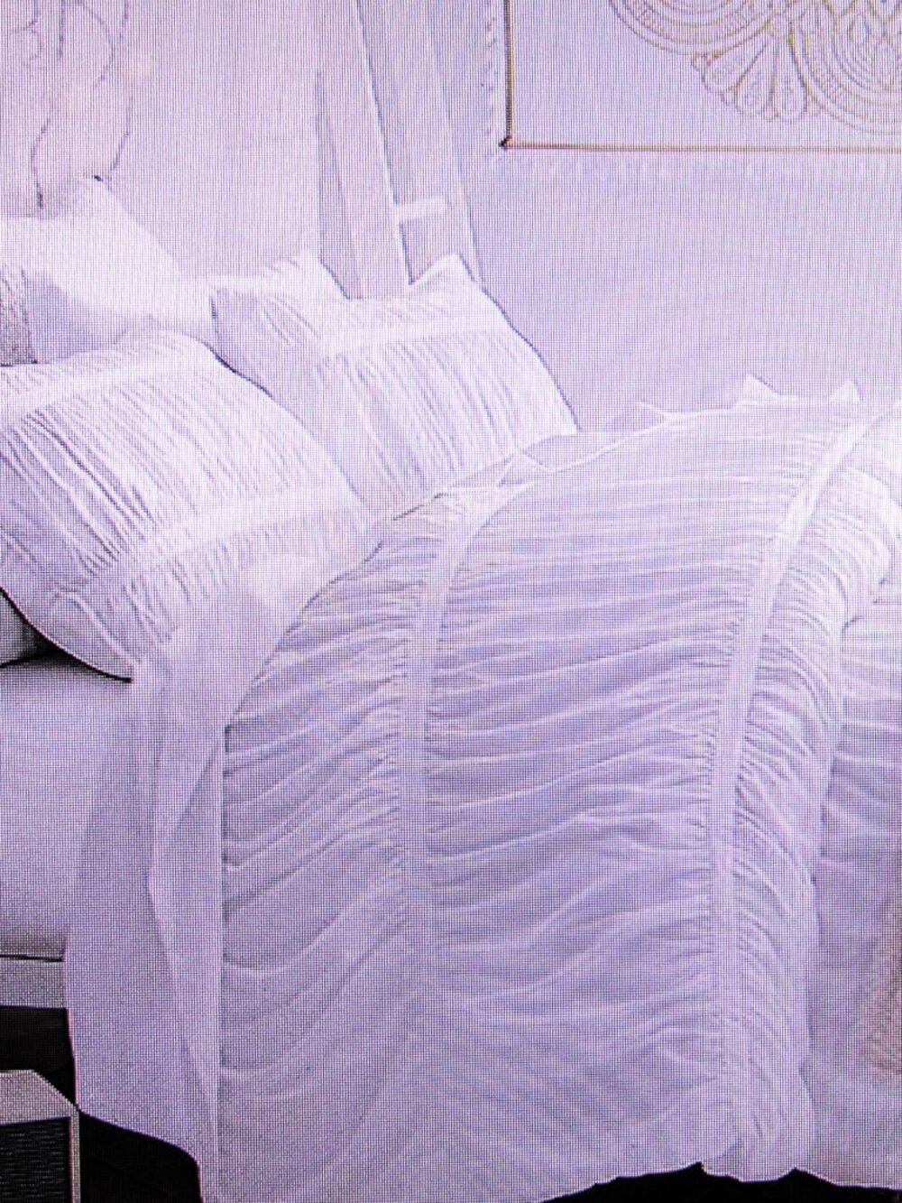 POTTERY BARN "PUCKER UP"QUEEN COMFORTER, LIKE NEW STORE RETURN $85 or best offer
